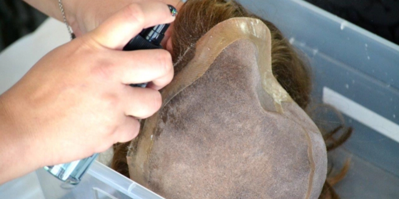 Wie entfernt man Klebebänder von einem Lace-Haarsystem?