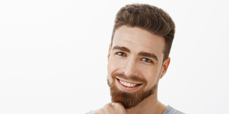 Wie man Haarteile f&uuml;r d&uuml;nner werdendes Haar stylt und verblendet: Ein umfassender Leitfaden